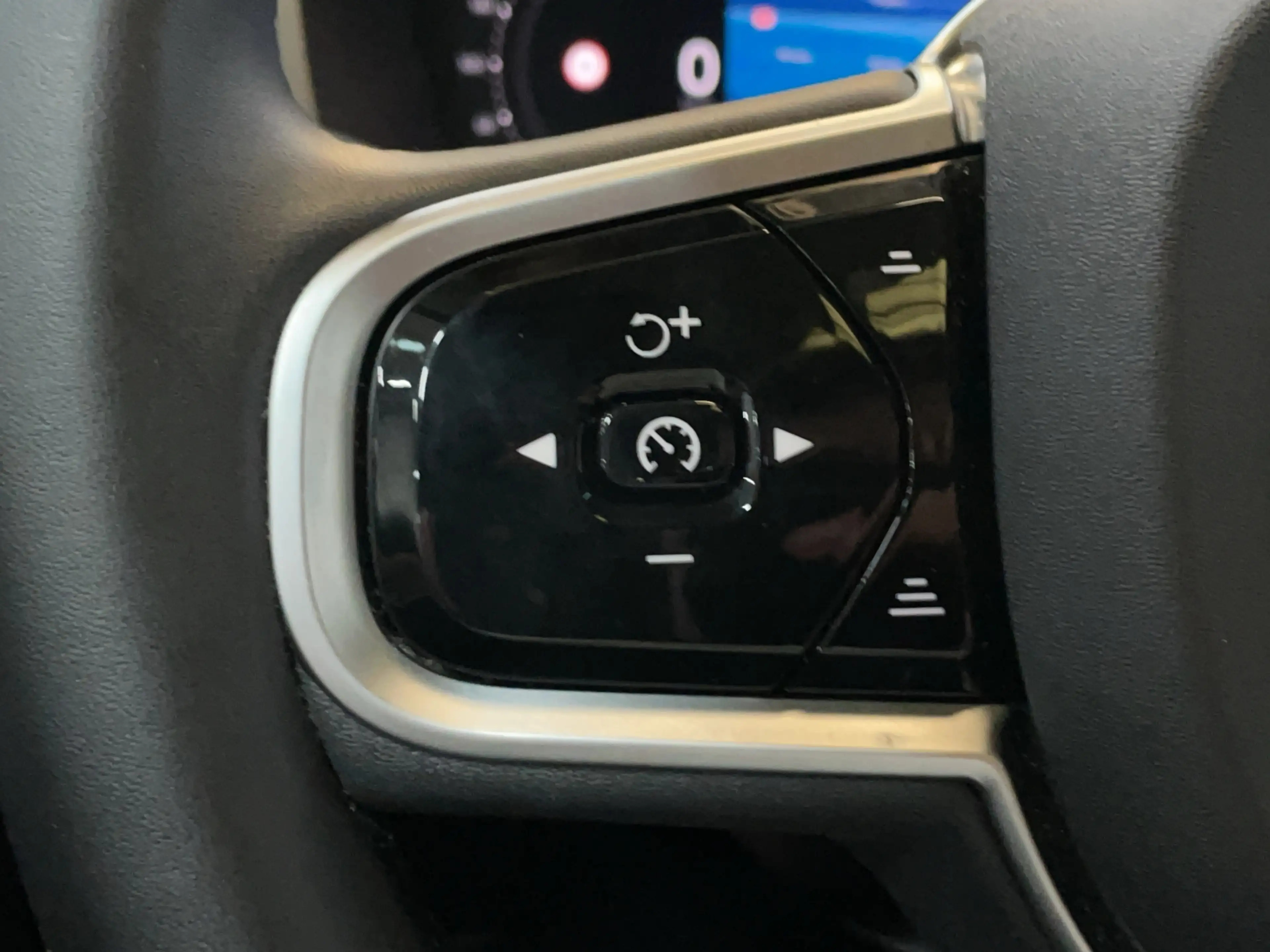 Volvo XC90 2.0 T8 Plug-in hybrid AWD Ultra Bright — photo 4