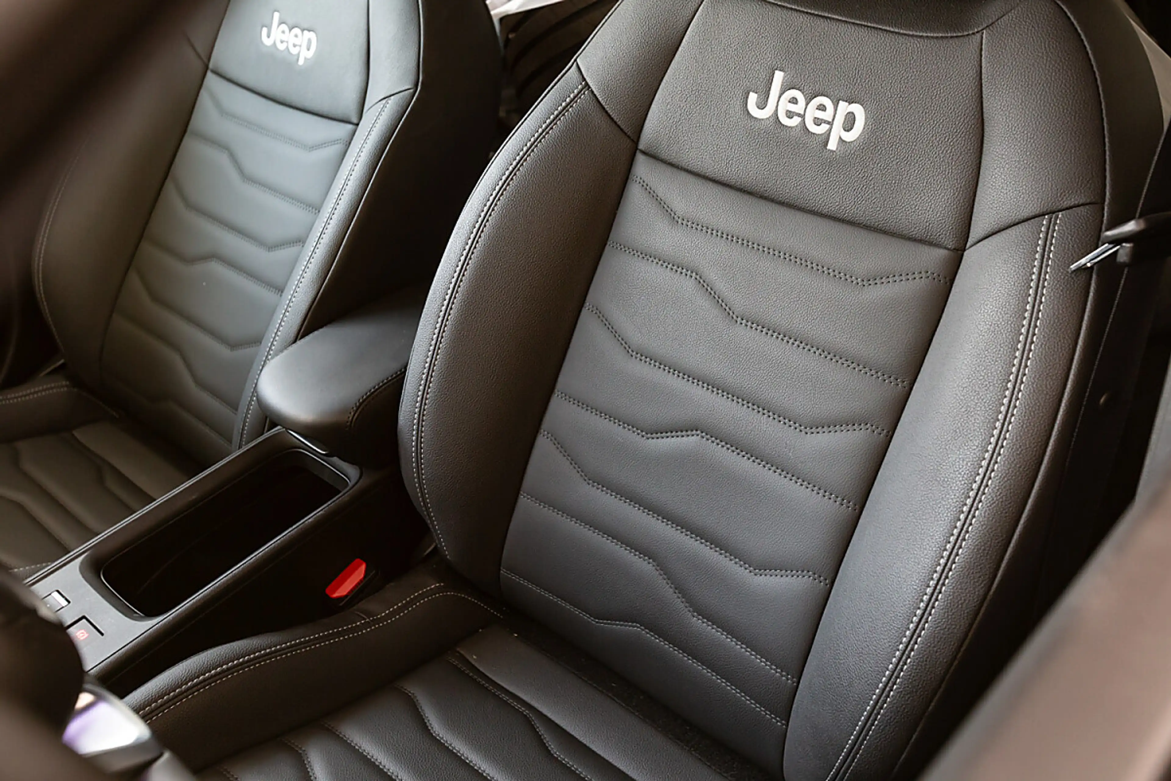 Jeep Avenger BEV 54 kWh Summit — photo 8