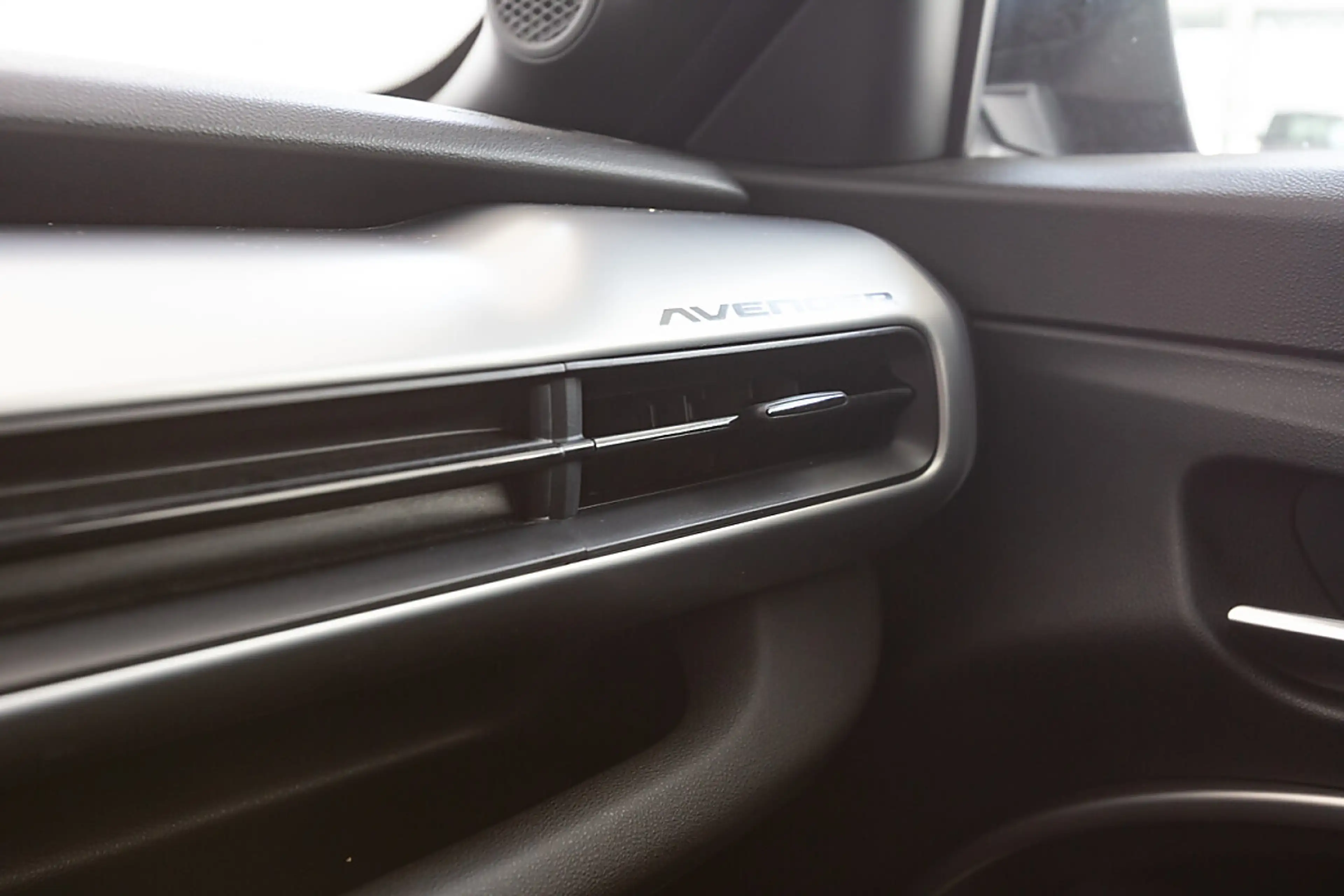 Jeep Avenger BEV 54 kWh Summit — photo 15