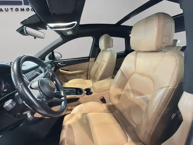 Porsche Macan view 11