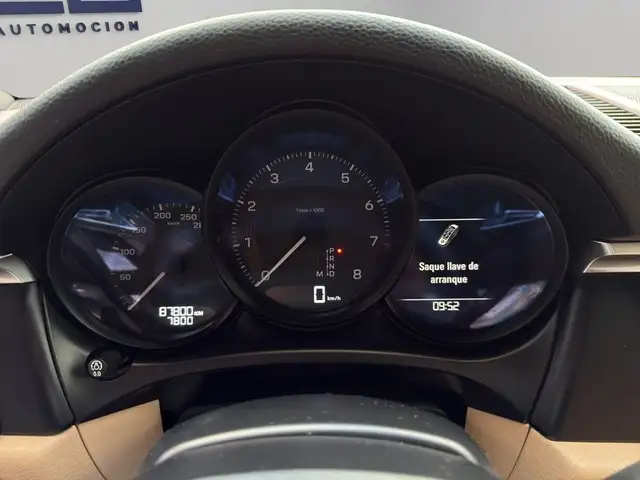 Porsche Macan view 12