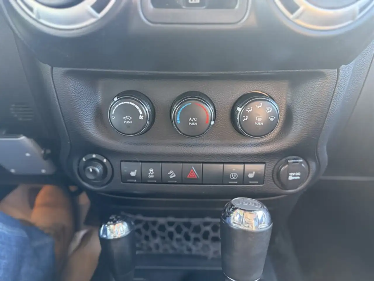 Jeep Wrangler снимка Jeep Wrangler