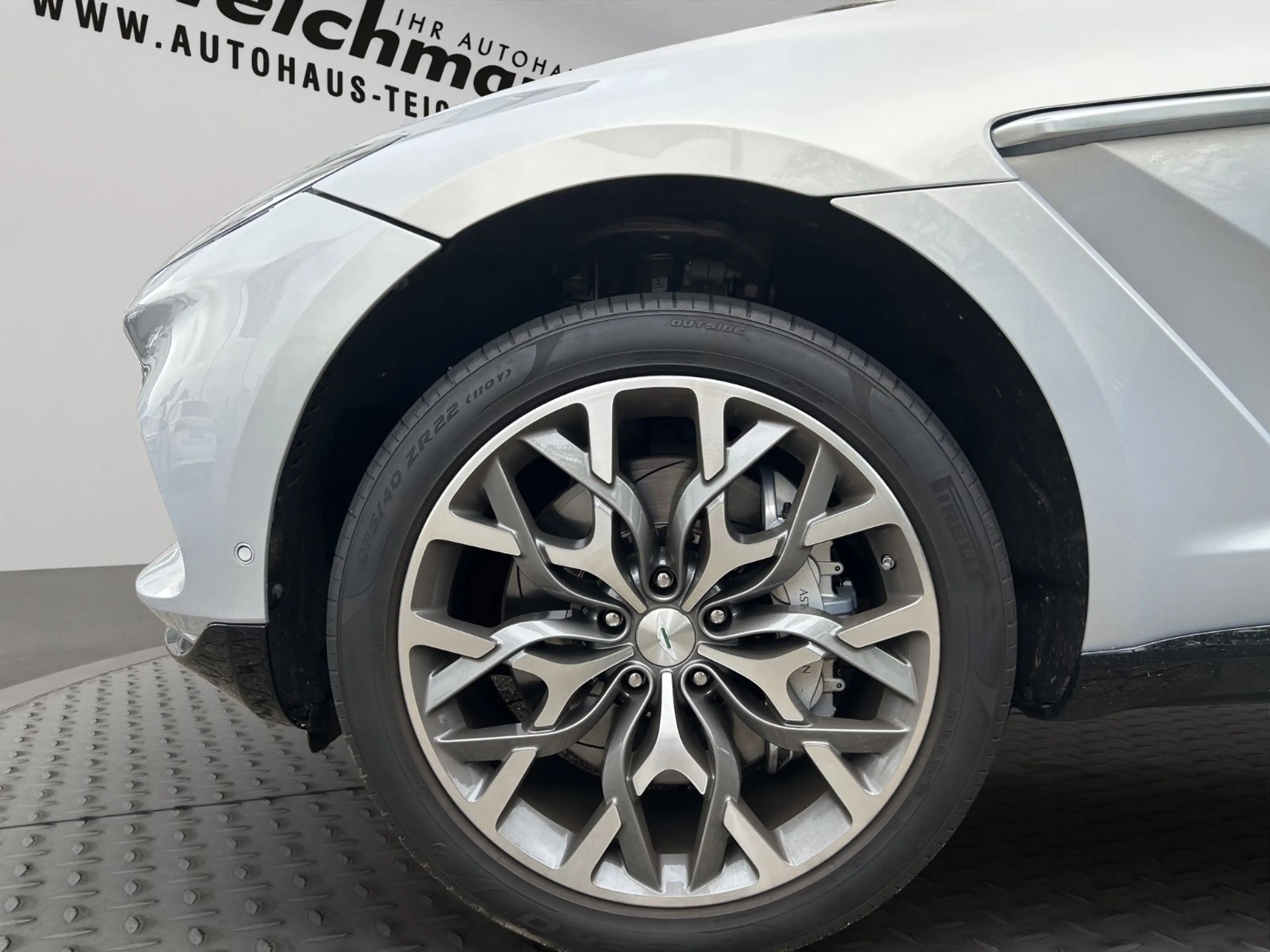 Aston Martin DBX 4.0 V8 — photo 10