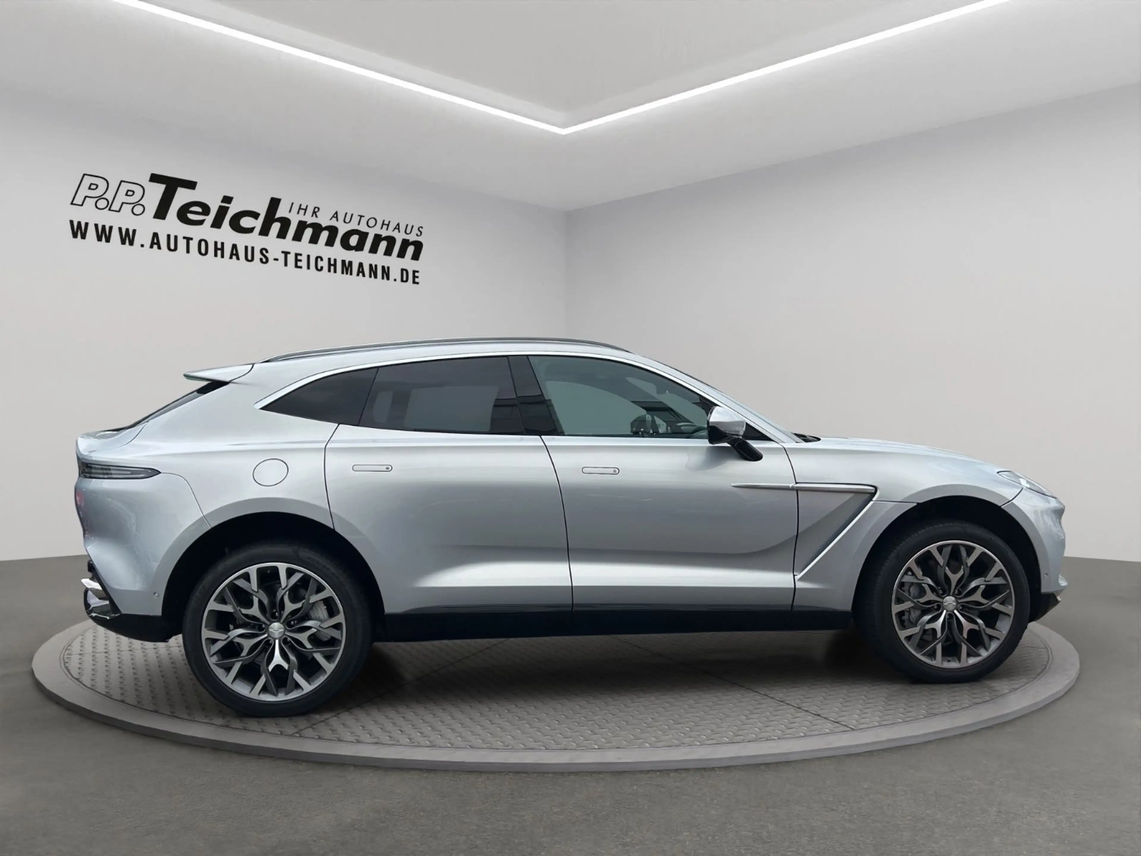 Aston Martin DBX 4.0 V8 — photo 4