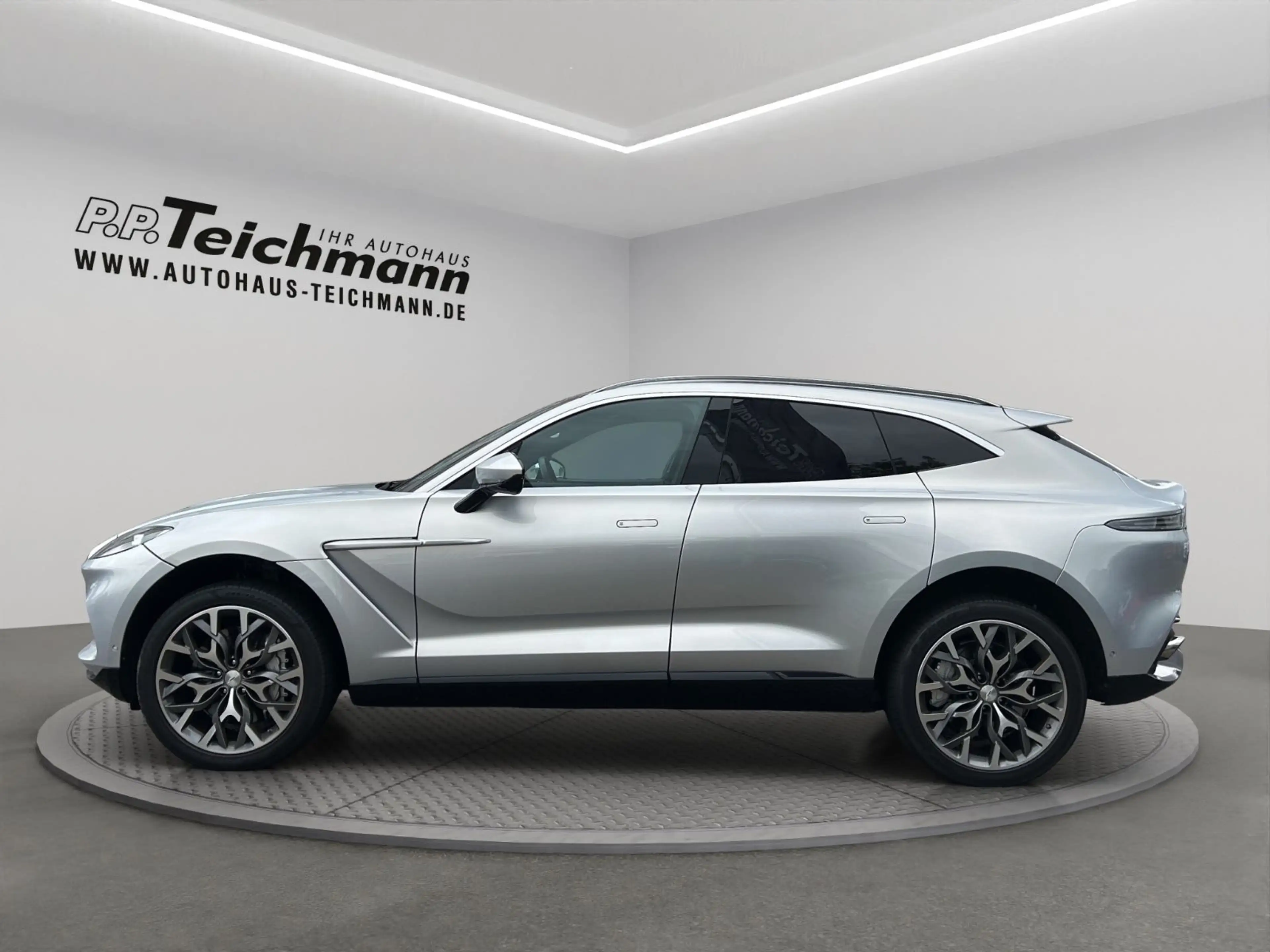 Aston Martin DBX 4.0 V8 — photo 8