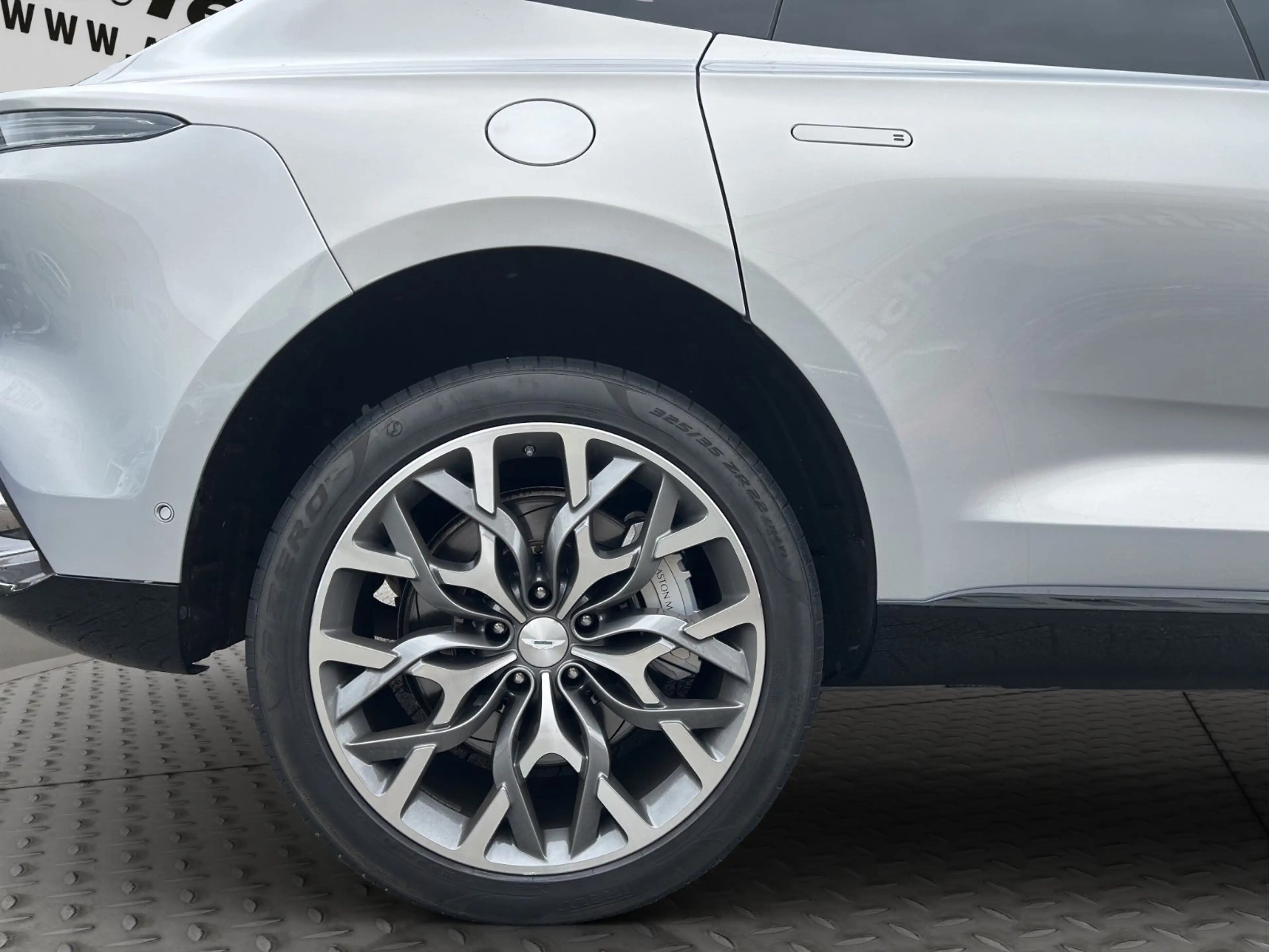 Aston Martin DBX 4.0 V8 — photo 12