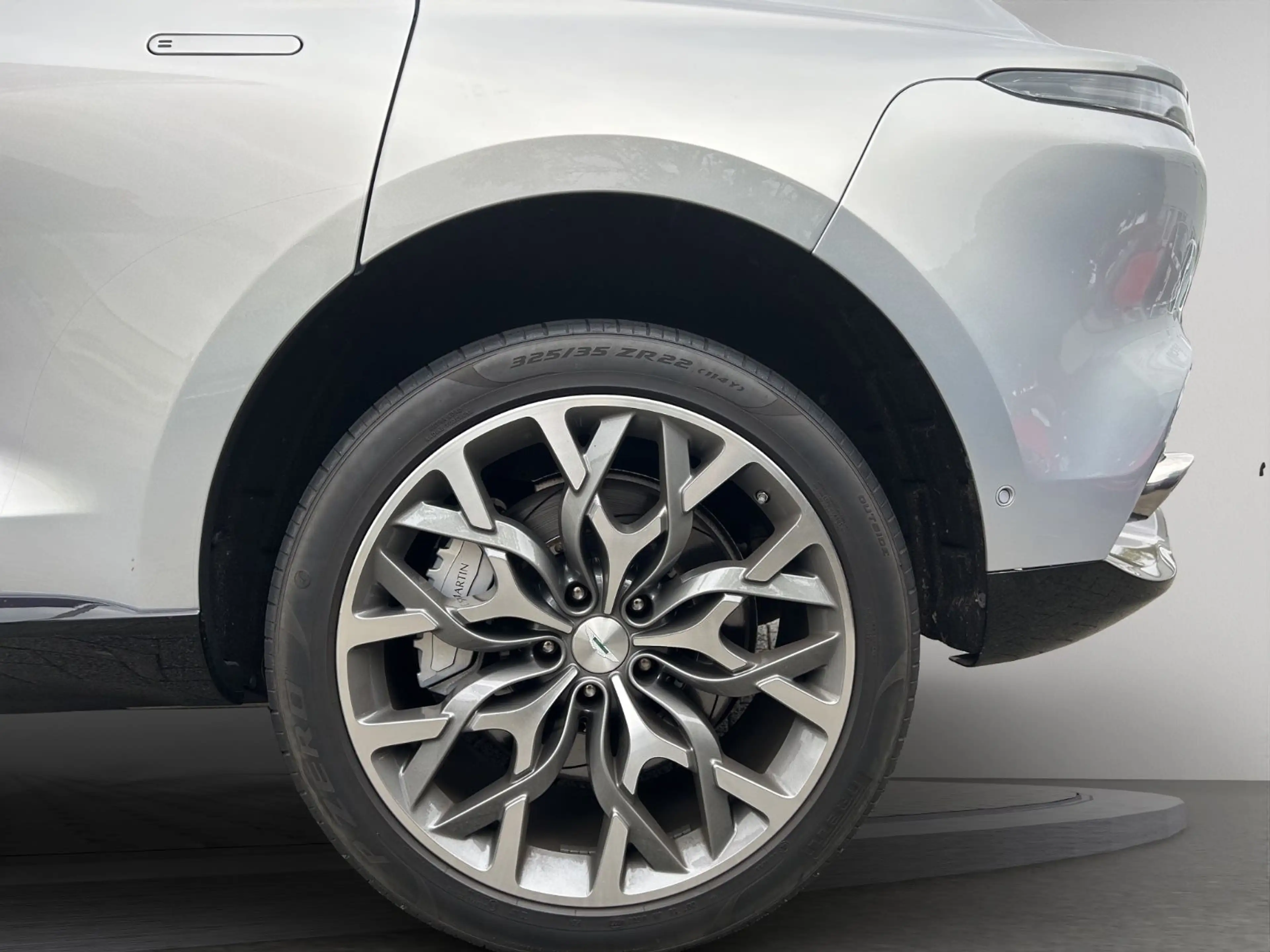 Aston Martin DBX 4.0 V8 — photo 11