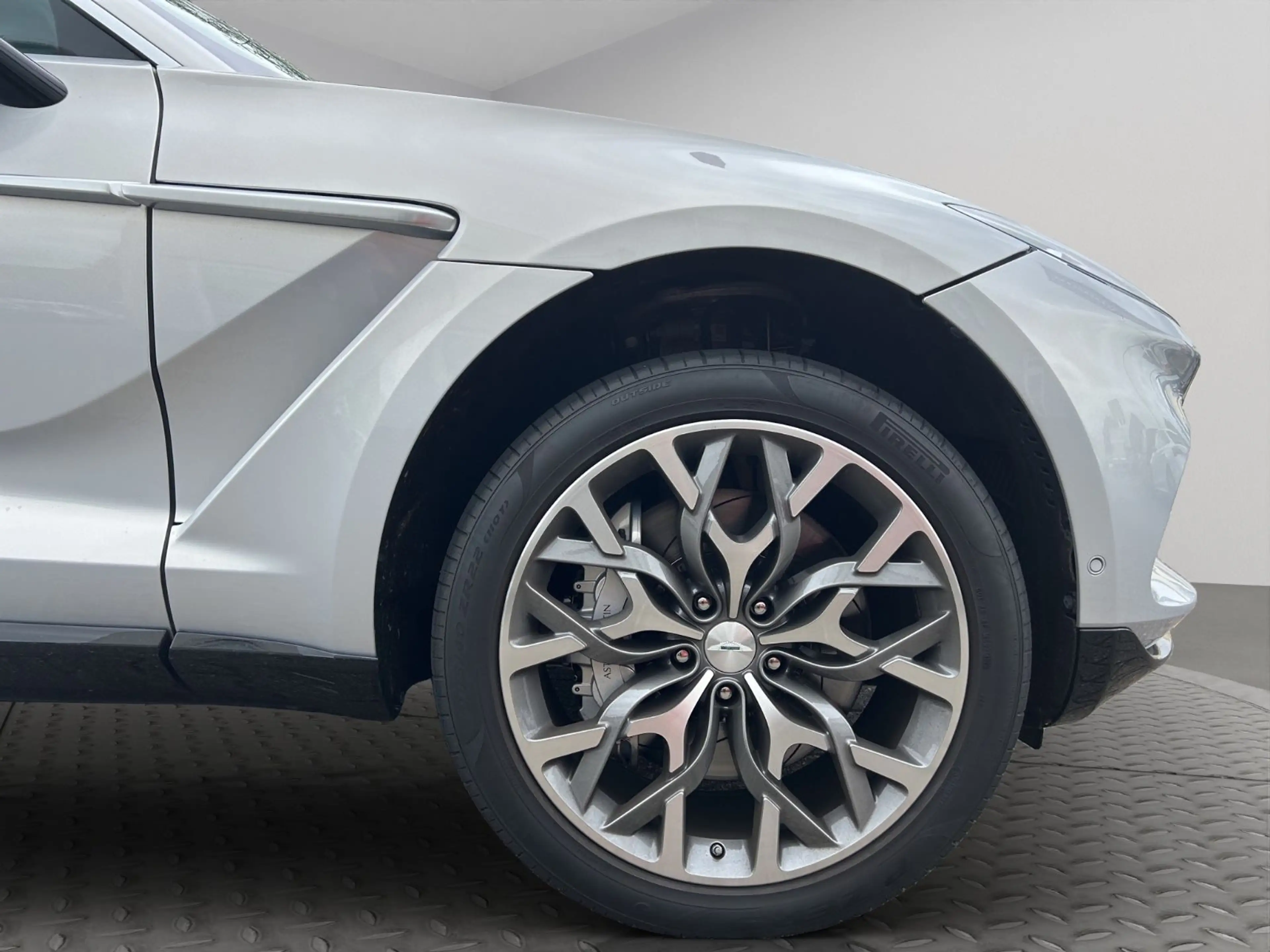 Aston Martin DBX 4.0 V8 — photo 13