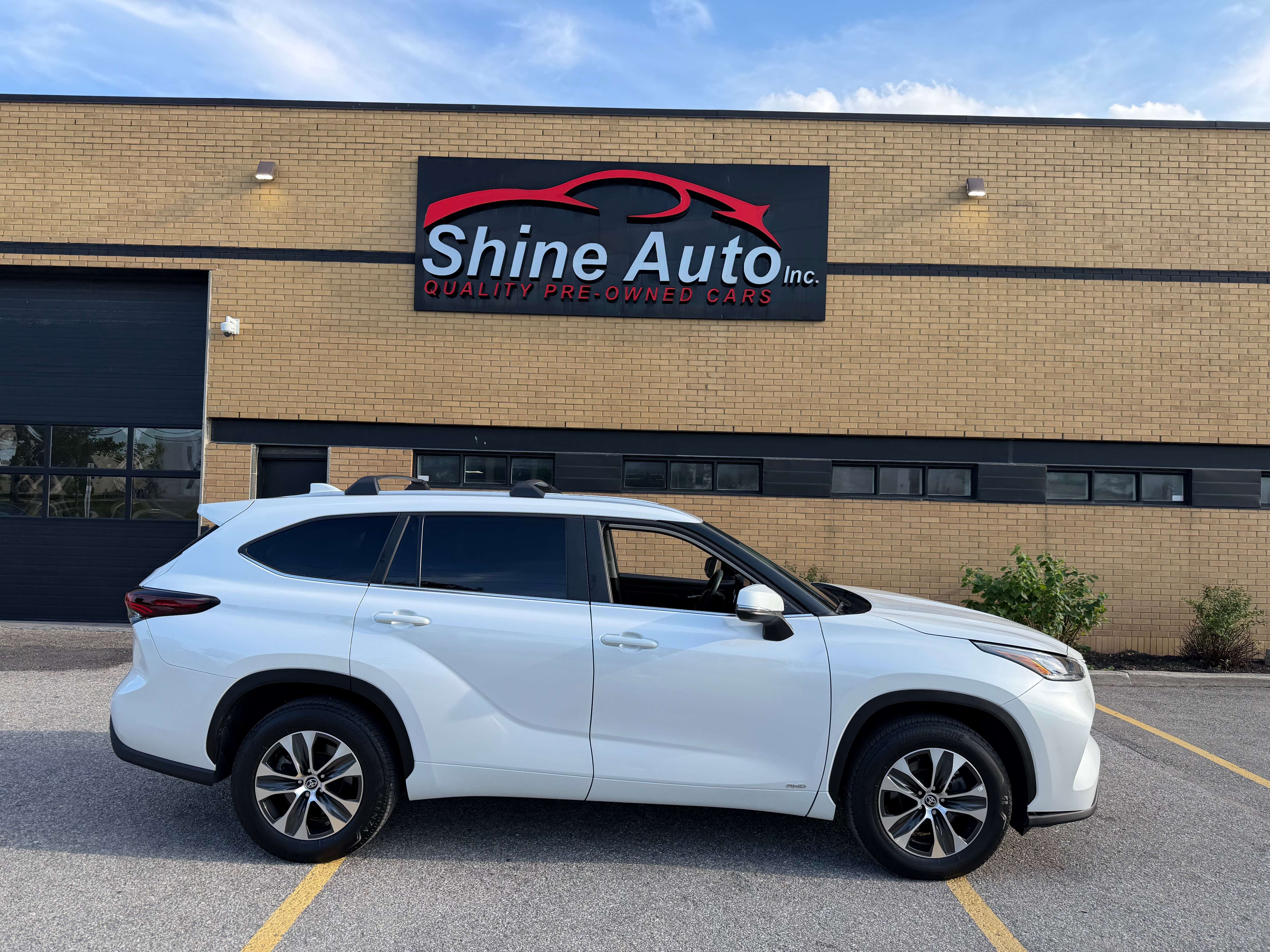 White 2025 Toyota Highlander Hybrid SUV / Crossover All-Wheel Drive Automatic