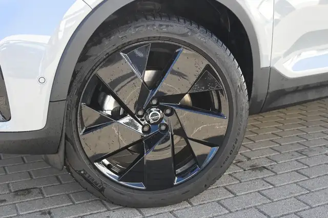 Volvo XC40 view 11