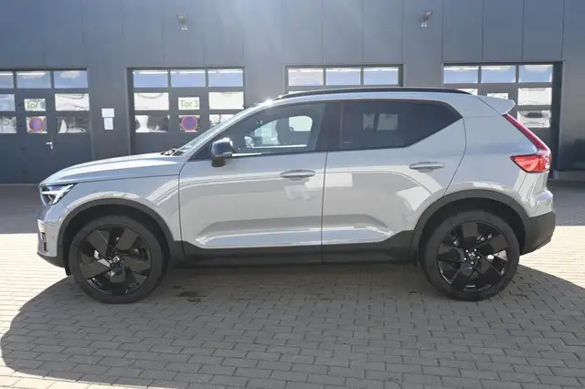 Volvo XC40 view 2