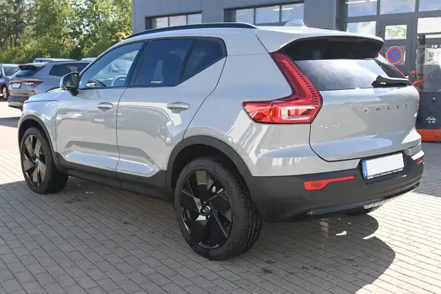 Volvo XC40 view 3