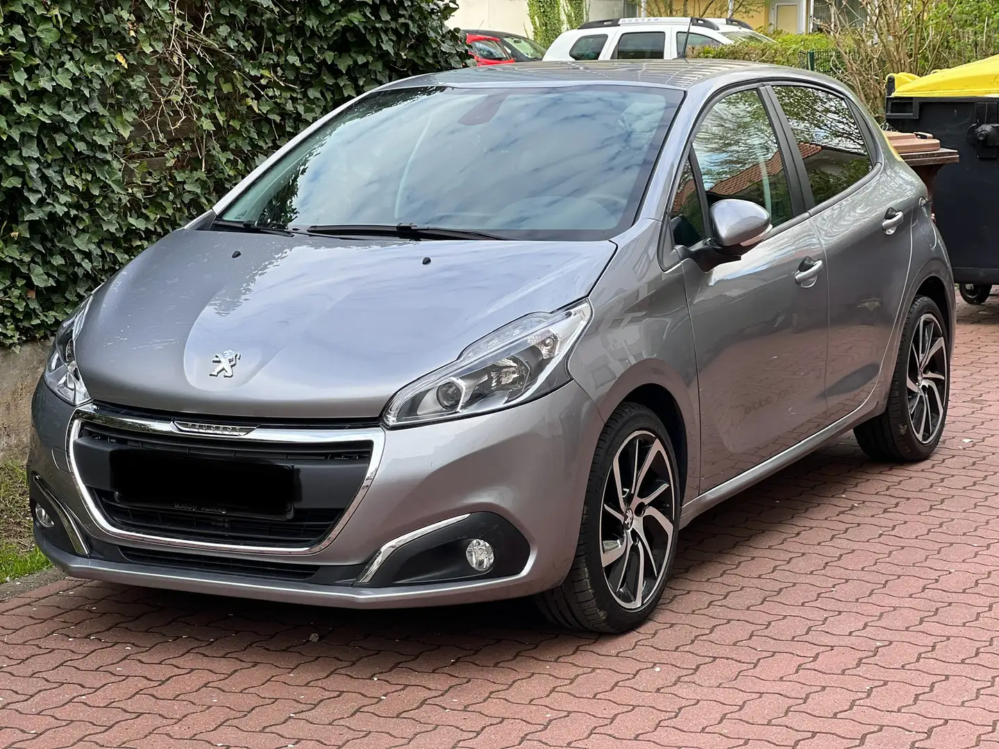 Peugeot 208 Active Grau - 1