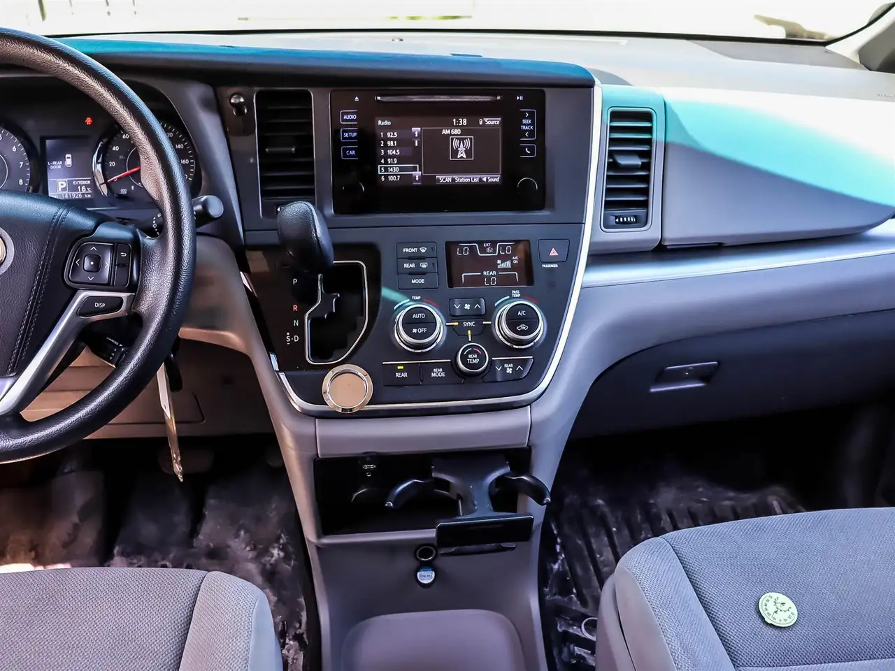 Toyota Sienna снимка Toyota Sienna