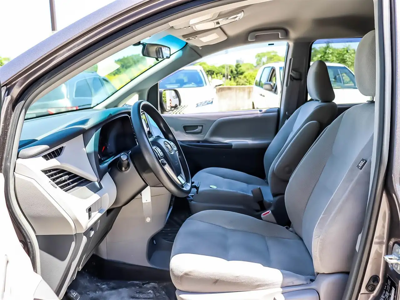 Toyota Sienna снимка Toyota Sienna