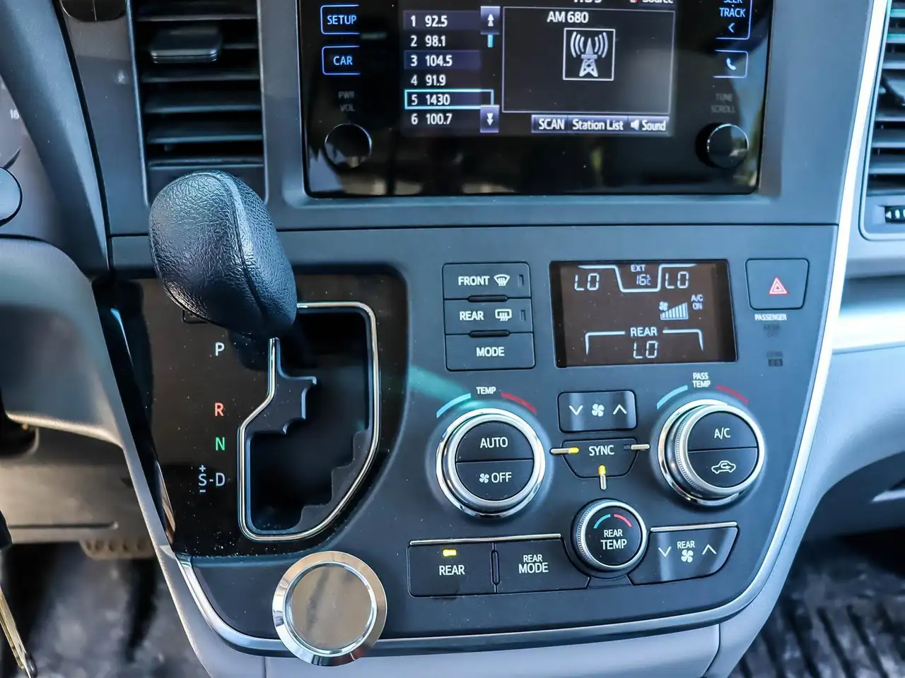 Toyota Sienna снимка Toyota Sienna