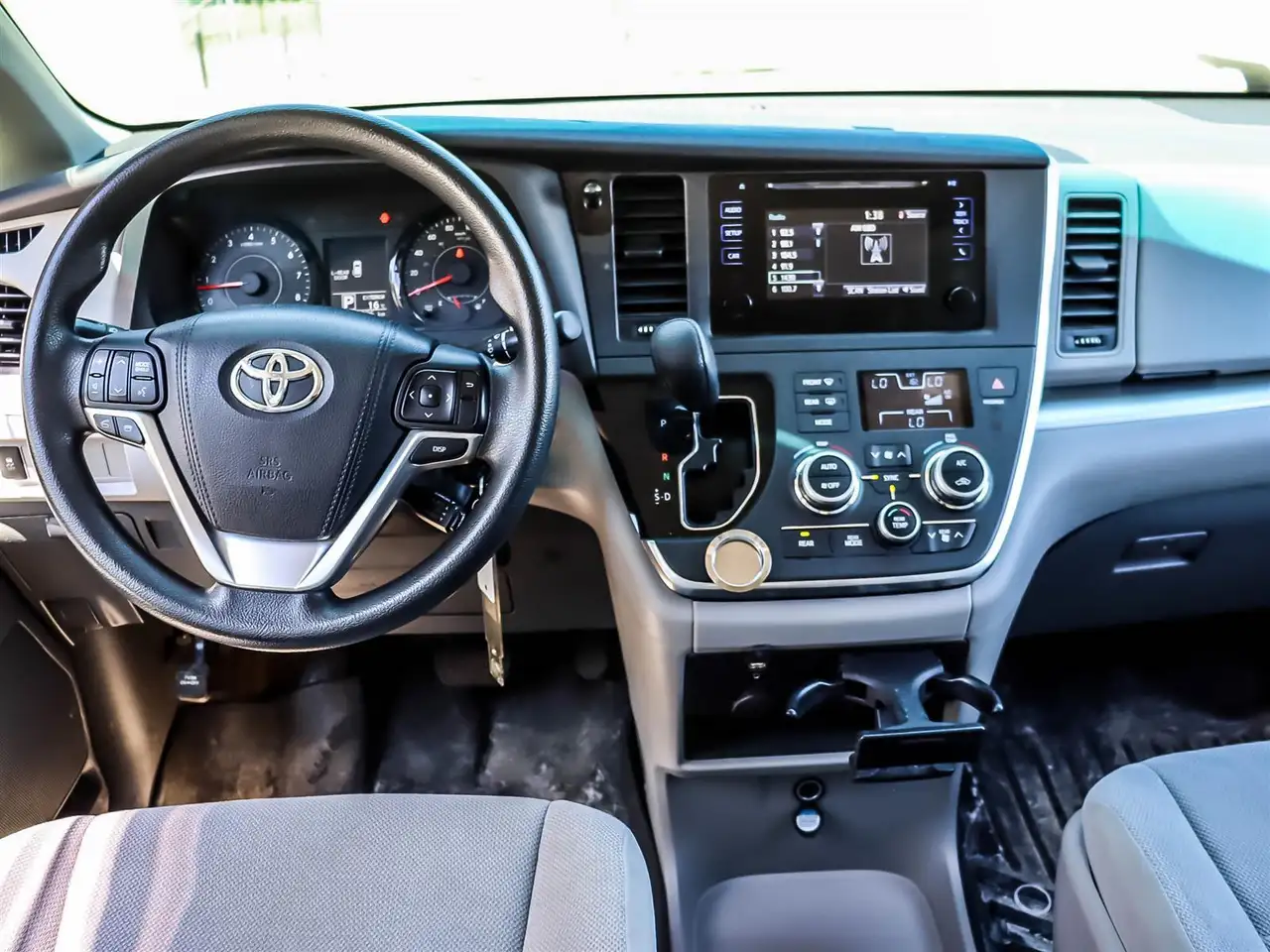 Toyota Sienna снимка Toyota Sienna