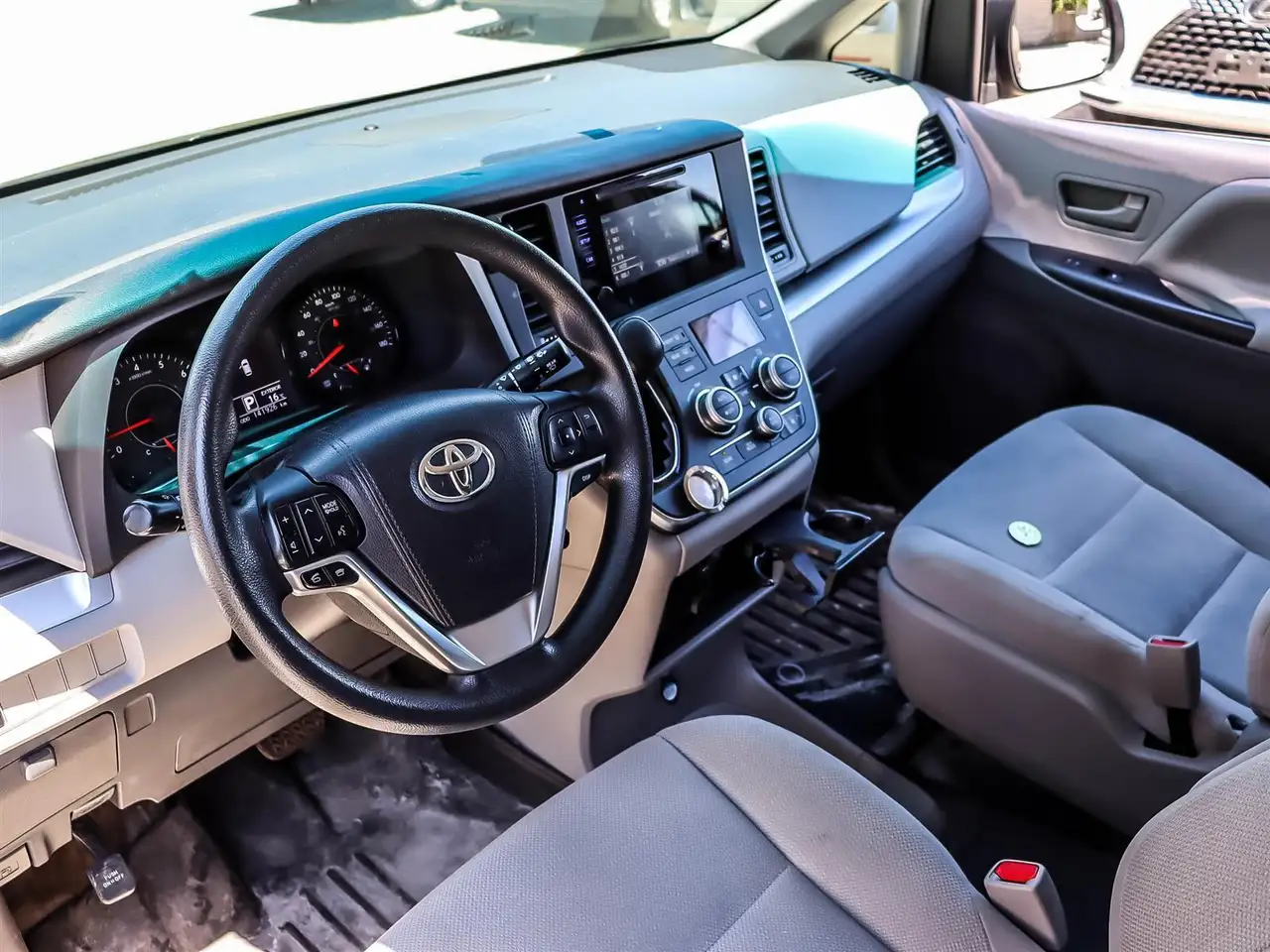Toyota Sienna снимка Toyota Sienna