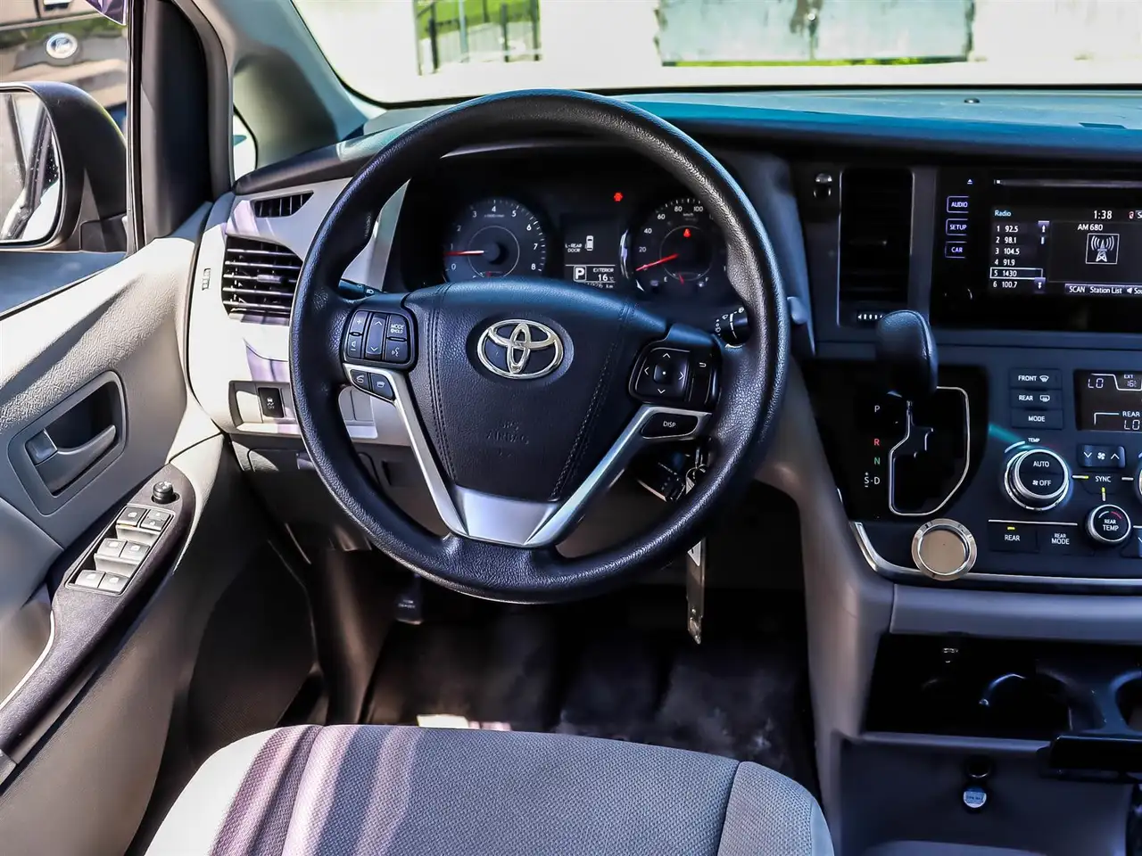 Toyota Sienna снимка Toyota Sienna