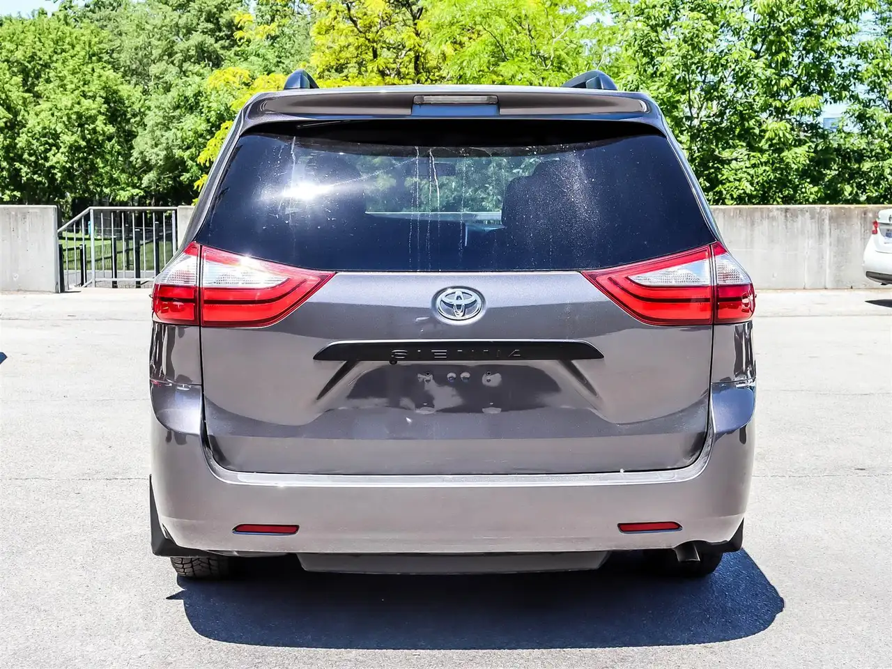 Toyota Sienna снимка Toyota Sienna