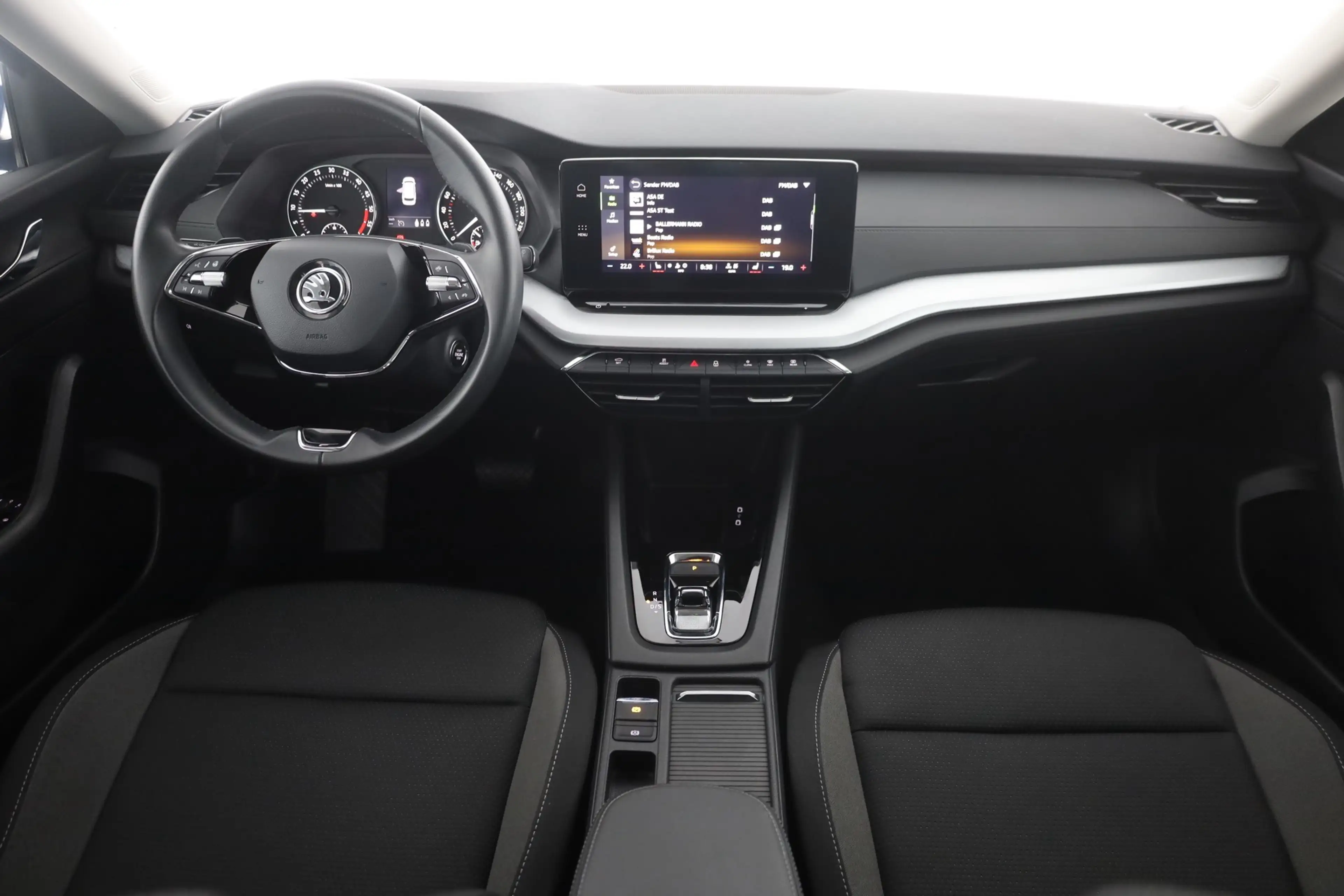 Skoda Octavia Combi 2.0 TDI DSG LED SmartLink AHK DAB — photo 9