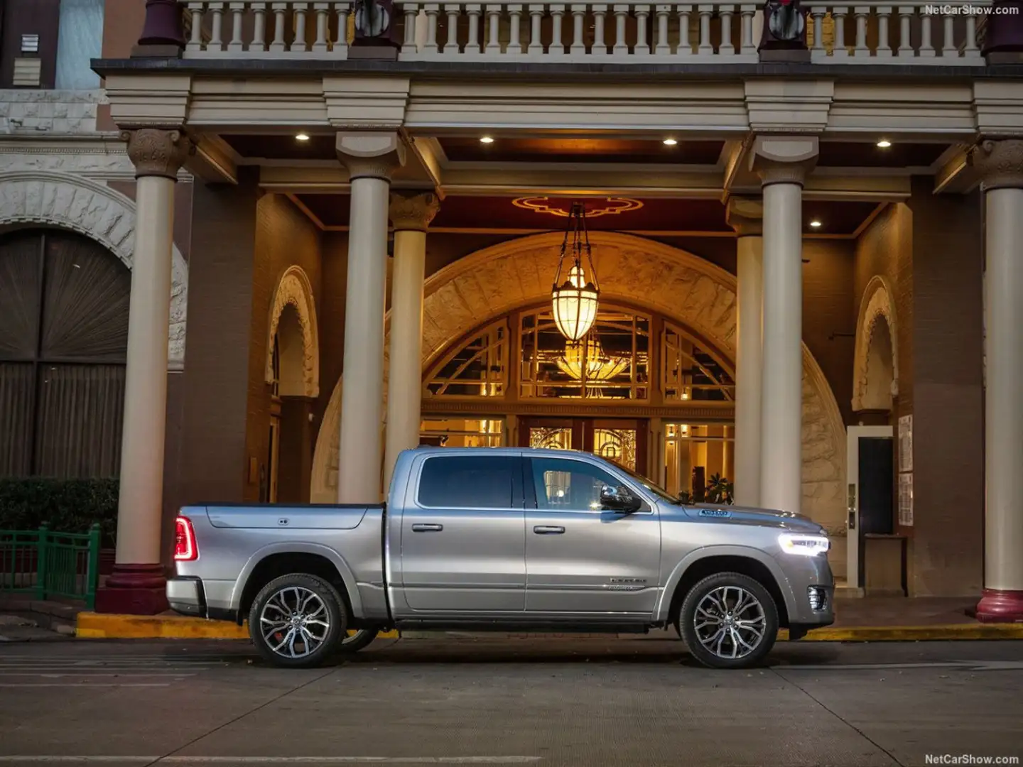 Dodge RAM 1500 Tungsten Crew Cab  HO MY 25 Noir - 2