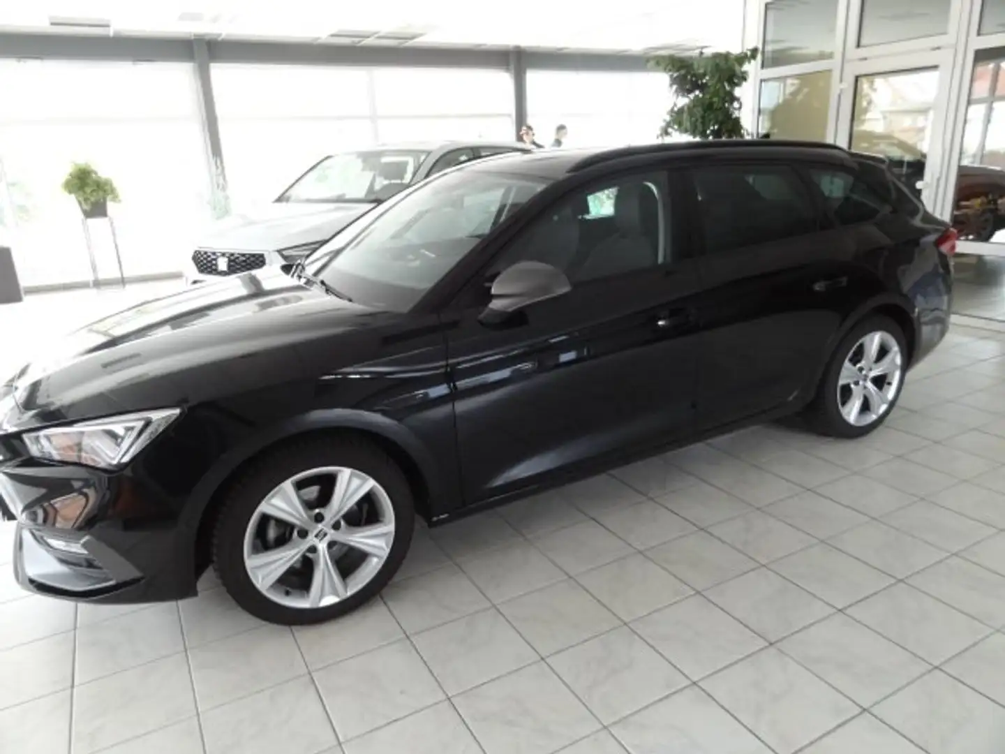 SEAT Leon Sportstourer 1.5 eTSI DSG FR  Navi+Parklenk+Kamera Schwarz - 1