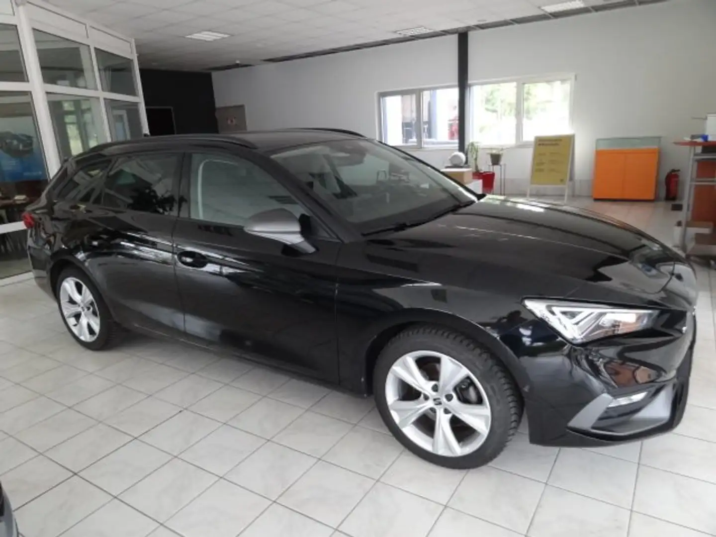 SEAT Leon Sportstourer 1.5 eTSI DSG FR  Navi+Parklenk+Kamera Schwarz - 2