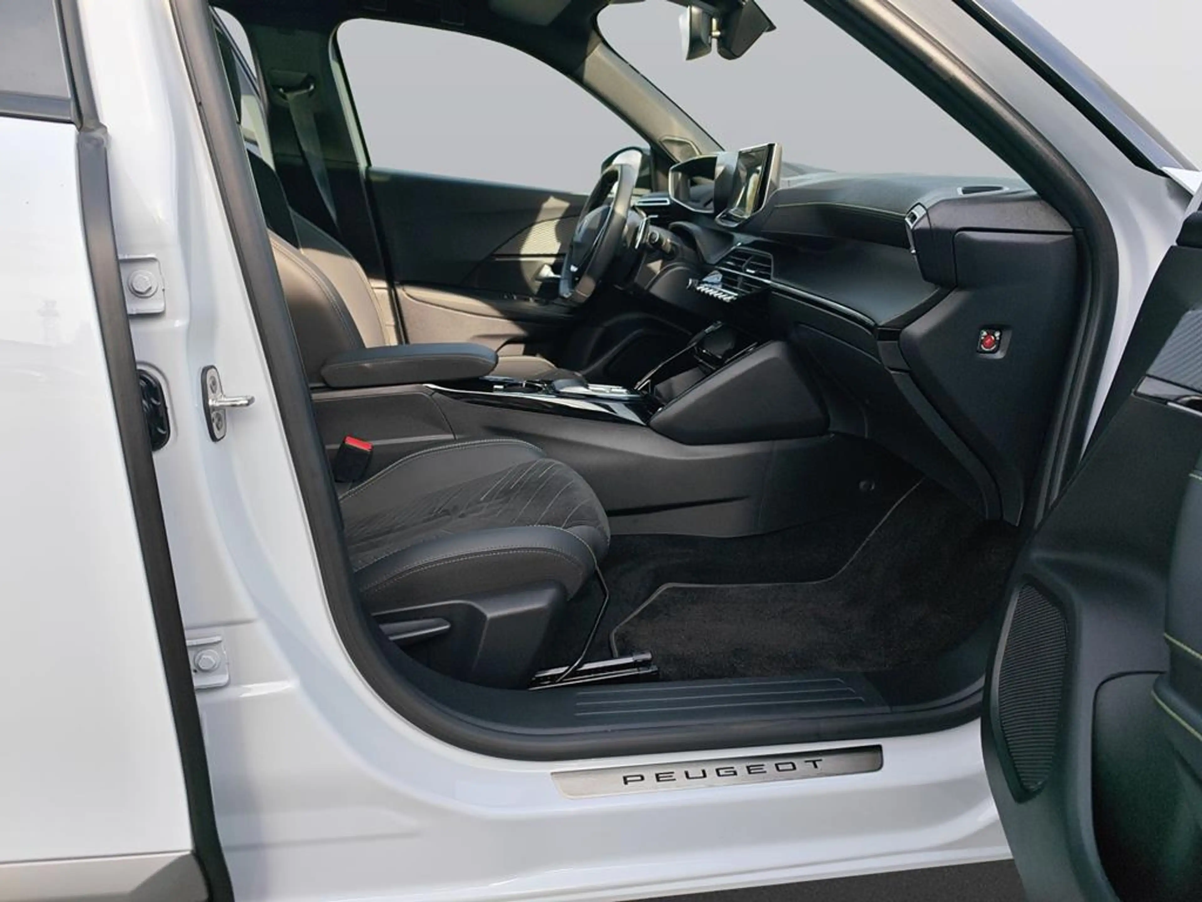 Peugeot 2008 GT — photo 13