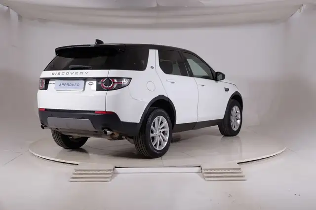 Land Rover Discovery Sport view 2