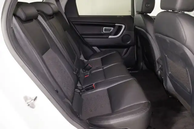 Land Rover Discovery Sport view 5