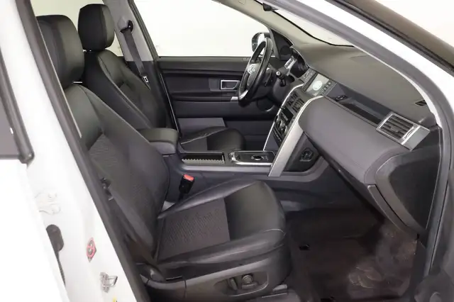 Land Rover Discovery Sport view 3
