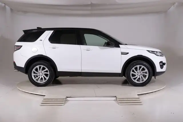 Land Rover Discovery Sport view 6