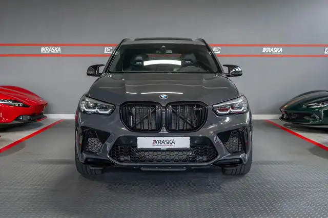BMW X5 M view 6