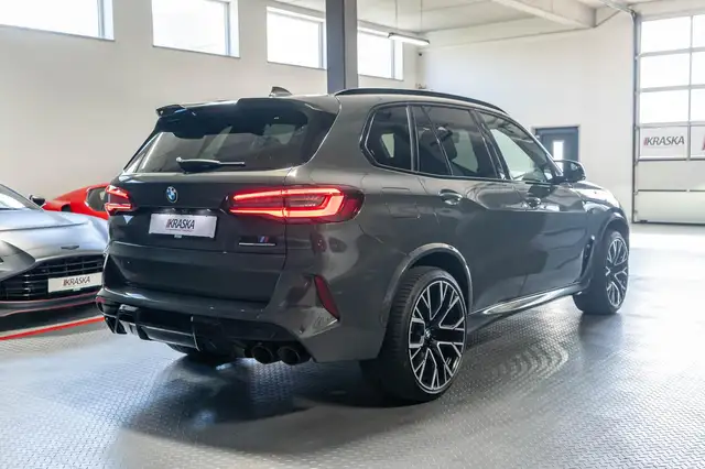 BMW X5 M view 9