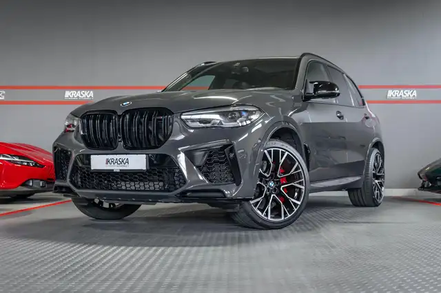 BMW X5 M view 3