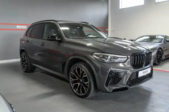 BMW X5 M view 8