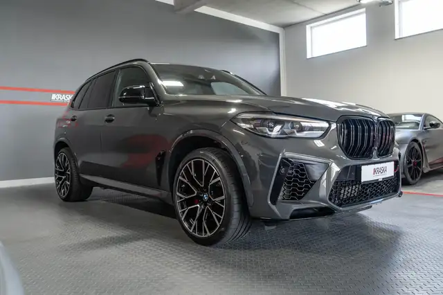 BMW X5 M view 7