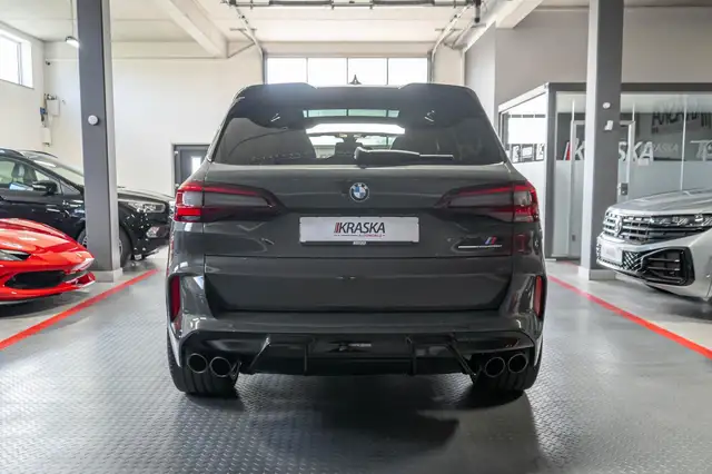 BMW X5 M view 10