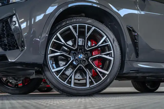 BMW X5 M view 4