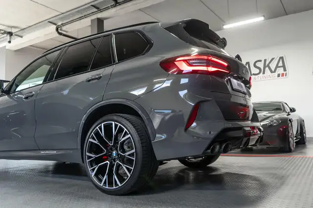 BMW X5 M view 12