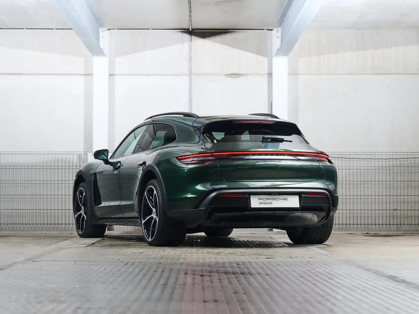 Porsche Taycan 4 Cross Turismo Grün - 2