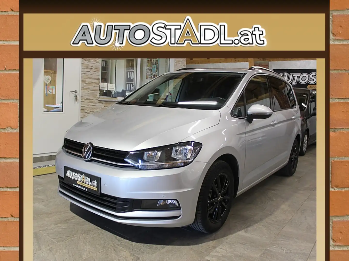 Volkswagen Touran 2,0 SCR TDI DSG Silber - 1