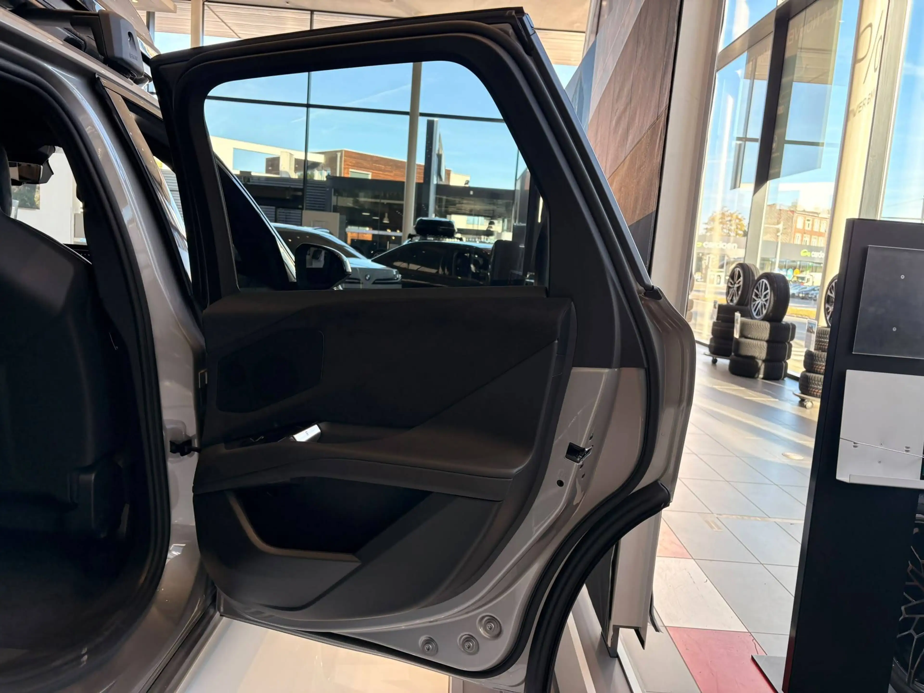 BMW iX3 iX3 113.4 kWh 50 xDrive — photo 11