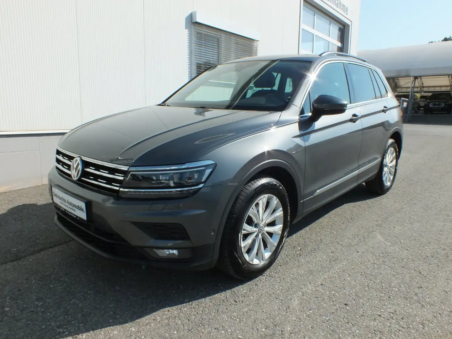 Volkswagen Tiguan 2,0 TDI SCR 4Motion Sky DSG Grau - 1