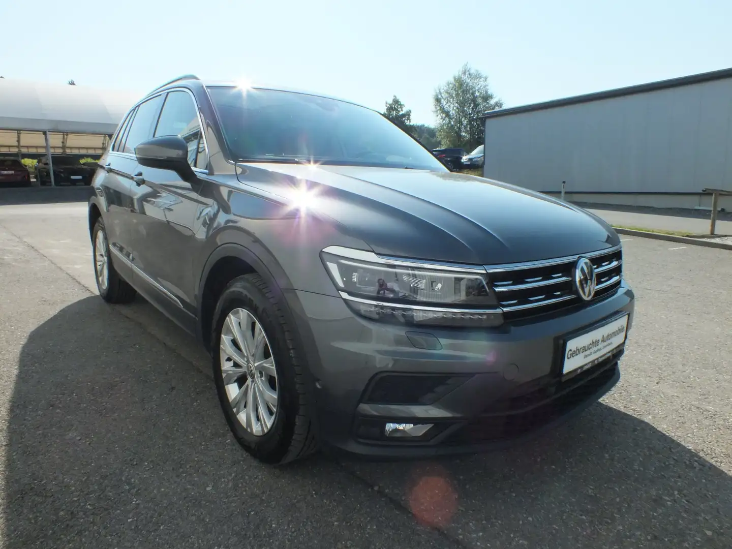 Volkswagen Tiguan 2,0 TDI SCR 4Motion Sky DSG Grau - 2