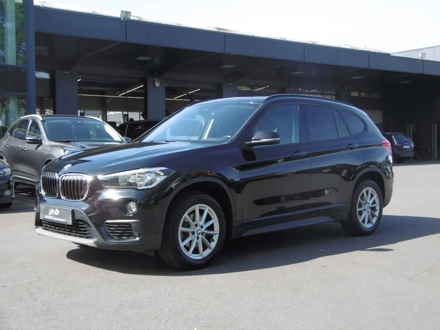 BMW X1 sDrive 18d Pano Sitzhzg. Ganzjahresreifen PDC Schwarz - 2