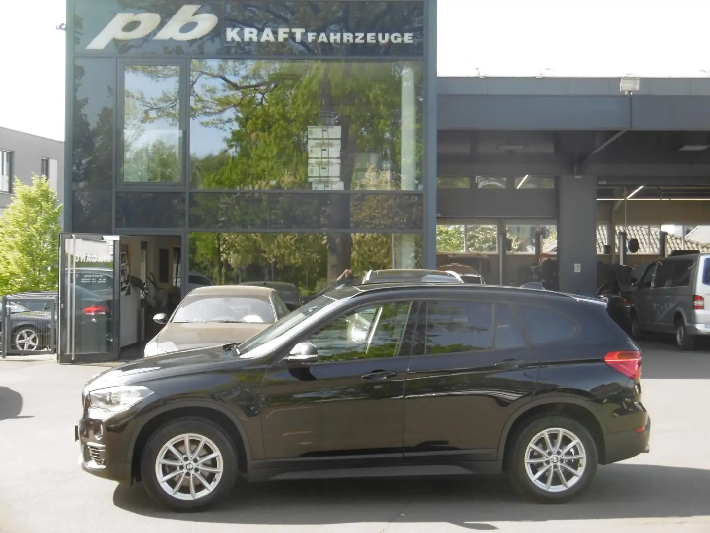 BMW X1 sDrive 18d Pano Sitzhzg. Ganzjahresreifen PDC Schwarz - 1