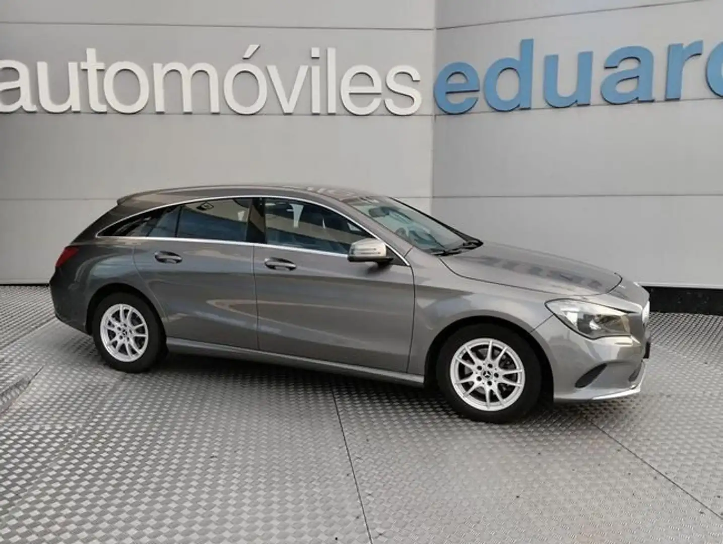 Mercedes-Benz CLA 180 Shooting Brake Gris - 1