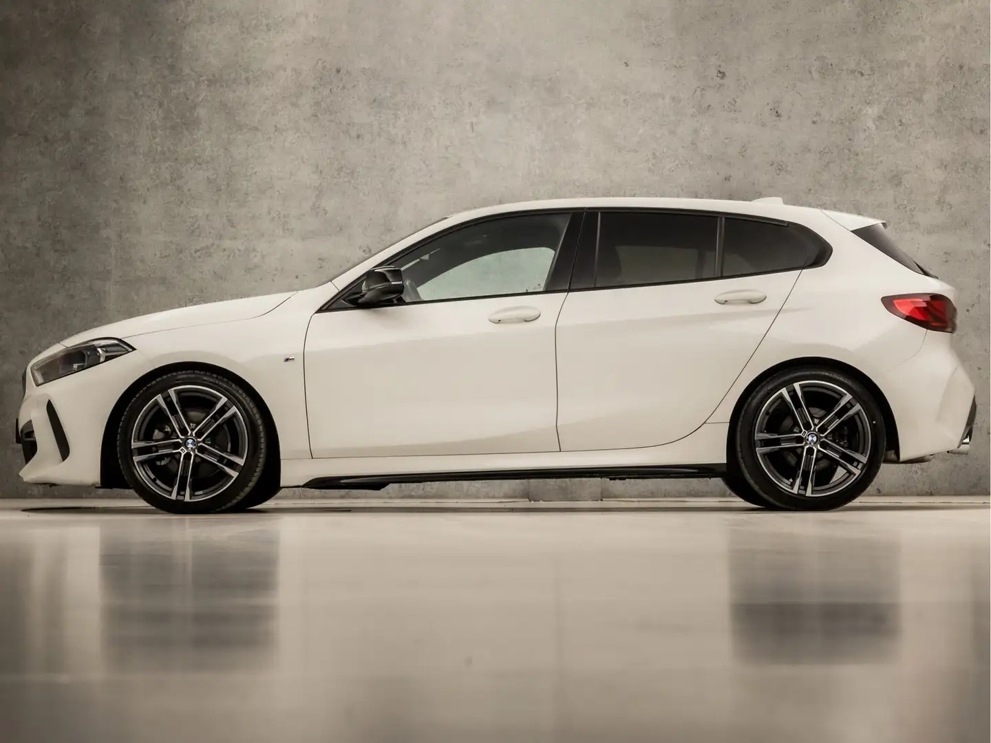 BMW 118 1-serie 118i M Sport Automaat (APPLE CARPLAY, M PA Wit - 2